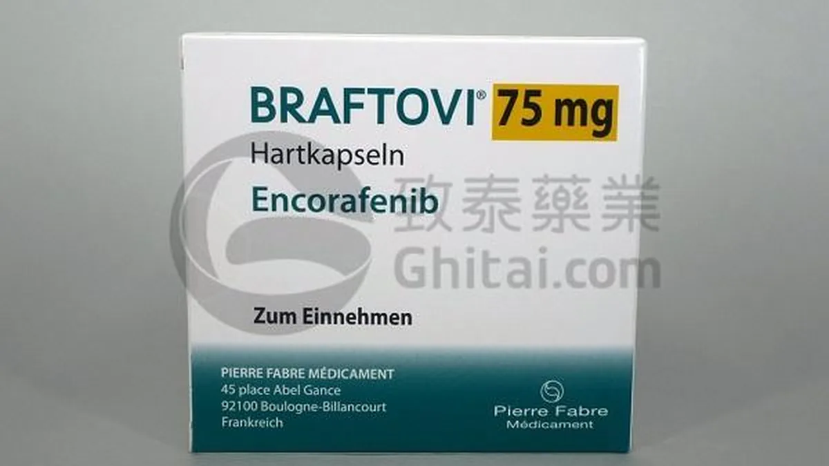 患者手持比美替尼药盒，旁边放着日历和复查报告，象征治疗周期管理